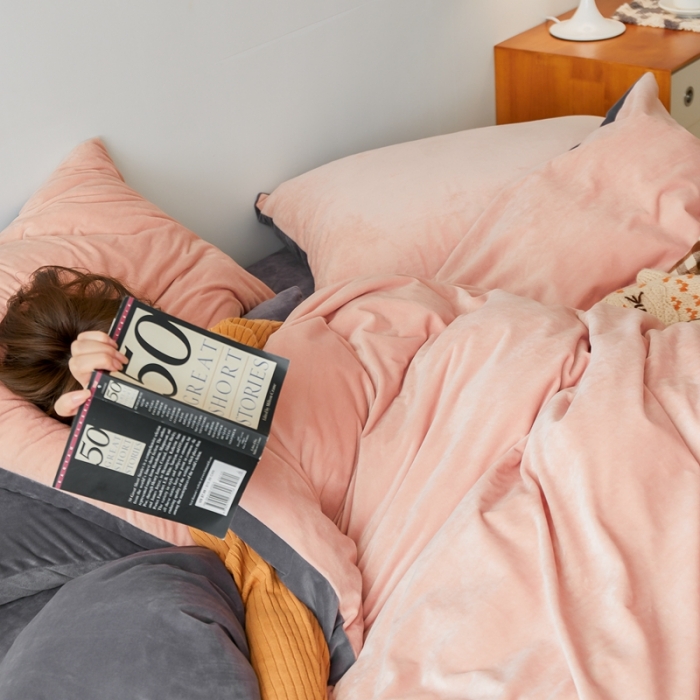 91家纺网 家纺一手货源 找家纺 2021新款高克重北欧风牛奶绒天鹅绒法莱绒四件套 粉+火山灰