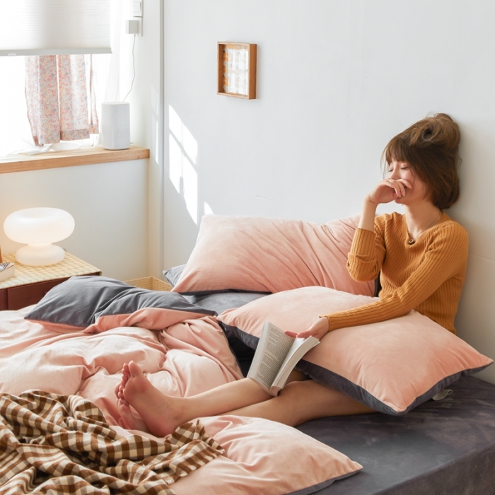 91家纺网 家纺一手货源 找家纺 2021新款高克重北欧风牛奶绒天鹅绒法莱绒四件套 粉+火山灰