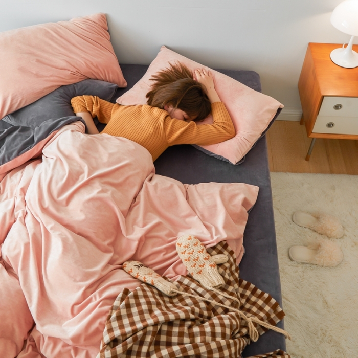 91家纺网 家纺一手货源 找家纺 2021新款高克重北欧风牛奶绒天鹅绒法莱绒四件套 粉+火山灰