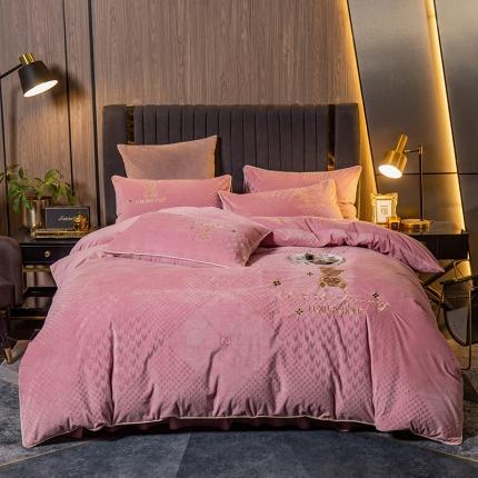 91家纺网 家纺一手货源 找家纺 莎臣豹2025新款高档刺绣德芙绒牛奶绒四件套 baby熊-粉