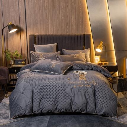 91家纺网 家纺一手货源 找家纺 莎臣豹 2025新款高档刺绣德芙绒牛奶绒四件套baby熊-灰