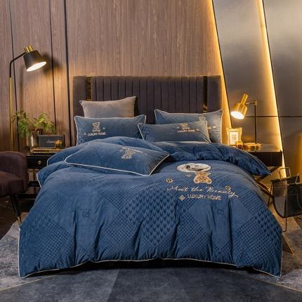 91家纺网 家纺一手货源 找家纺 莎臣豹2025新款高档刺绣德芙绒牛奶绒四件套 baby熊-蓝