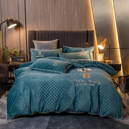 91家纺网 家纺一手货源 找家纺 莎臣豹2025新款高档刺绣德芙绒牛奶绒四件套 baby熊-绿