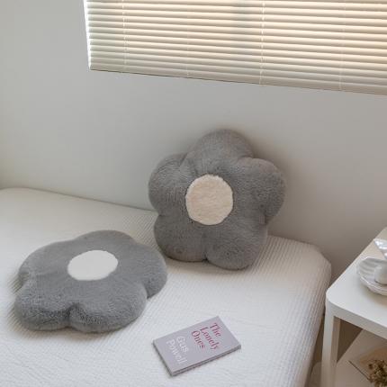 91家纺网 家纺一手货源 找家纺 希诺 2021新款ins仿兔毛花朵记忆棉坐垫抱枕北欧风民宿风可拆洗 高级灰