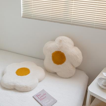 91家纺网 家纺一手货源 找家纺 希诺 2021新款ins仿兔毛花朵记忆棉坐垫抱枕北欧风民宿风可拆洗 暖米白