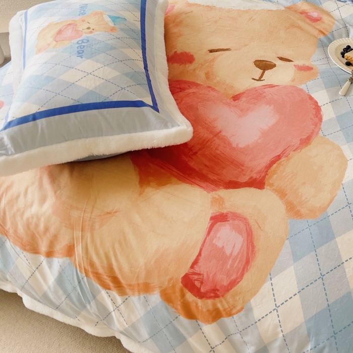 91家纺网 家纺一手货源 找家纺 圆岛家纺 新款冬季数码印花高档婴儿绒兔兔绒四件套 睡睡熊