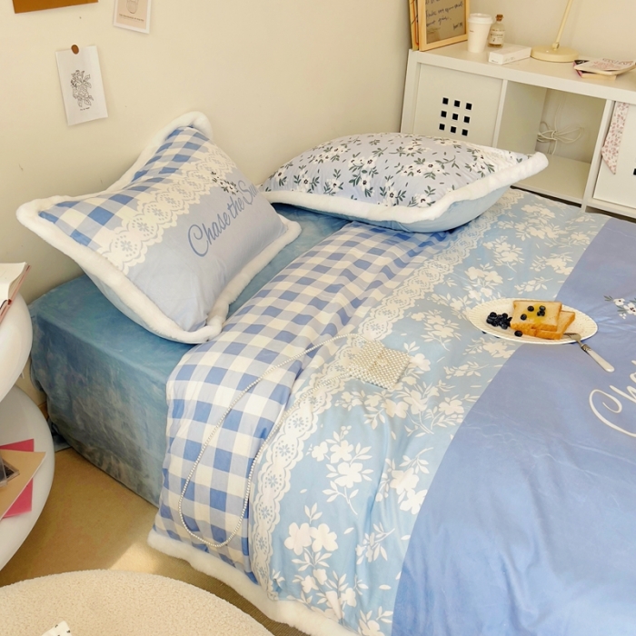 91家纺网 家纺一手货源 找家纺 圆岛家纺 新款冬季数码印花高档婴儿绒兔兔绒四件套 碎花蓝格