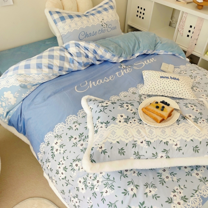 91家纺网 家纺一手货源 找家纺 圆岛家纺 新款冬季数码印花高档婴儿绒兔兔绒四件套 碎花蓝格