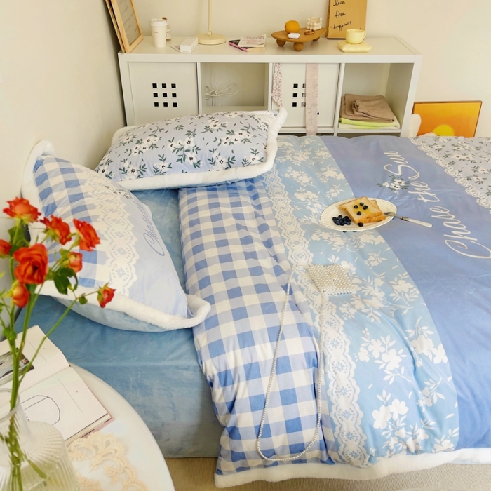 91家纺网 家纺一手货源 找家纺 圆岛家纺 新款冬季数码印花高档婴儿绒兔兔绒四件套 碎花蓝格