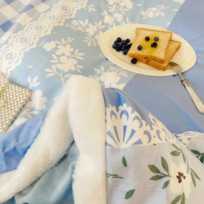 91家纺网 家纺一手货源 找家纺 圆岛家纺 新款冬季数码印花高档婴儿绒兔兔绒四件套 碎花蓝格