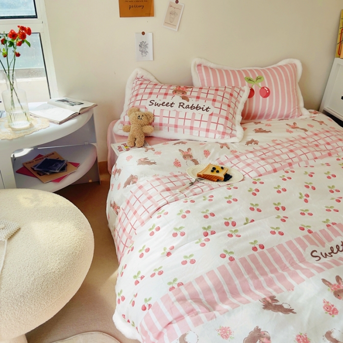 91家纺网 家纺一手货源 找家纺 圆岛家纺 新款冬季数码印花高档婴儿绒兔兔绒四件套 樱桃小兔