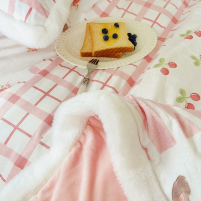 91家纺网 家纺一手货源 找家纺 圆岛家纺 新款冬季数码印花高档婴儿绒兔兔绒四件套 樱桃小兔