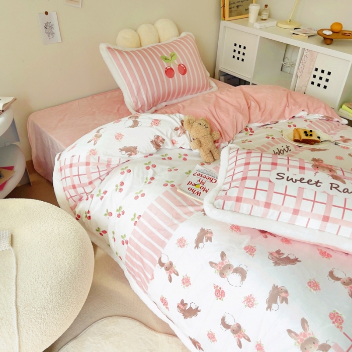 91家纺网 家纺一手货源 找家纺 圆岛家纺 新款冬季数码印花高档婴儿绒兔兔绒四件套 樱桃小兔