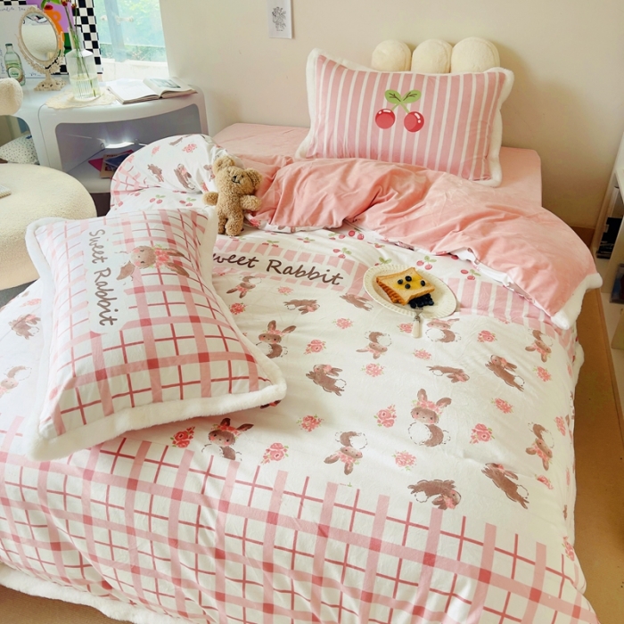 91家纺网 家纺一手货源 找家纺 圆岛家纺 新款冬季数码印花高档婴儿绒兔兔绒四件套 樱桃小兔