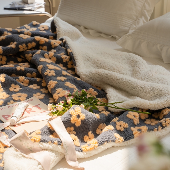 91家纺网 家纺一手货源 找家纺 圆岛家纺  新款定制款文艺提花羊羔绒保暖毛毯小花系列 藏青