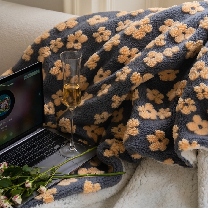 91家纺网 家纺一手货源 找家纺 圆岛家纺  新款定制款文艺提花羊羔绒保暖毛毯小花系列 藏青