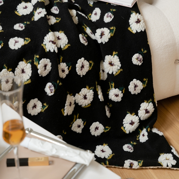 91家纺网 家纺一手货源 找家纺 圆岛家纺  新款复古高克重羊毛绒混纺提花豆豆绒毛毯 雏菊黑