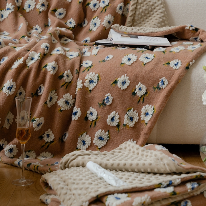 91家纺网 家纺一手货源 找家纺 圆岛家纺  新款复古高克重羊毛绒混纺提花豆豆绒毛毯 雏菊咖