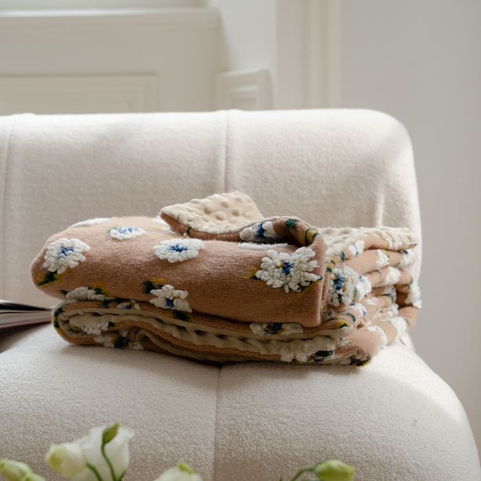 91家纺网 家纺一手货源 找家纺 圆岛家纺  新款复古高克重羊毛绒混纺提花豆豆绒毛毯 雏菊咖