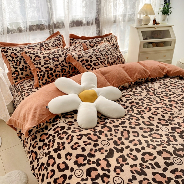 91家纺网 家纺一手货源 找家纺 金爱家 2021新款250克牛奶绒四件套 豹纹卡其