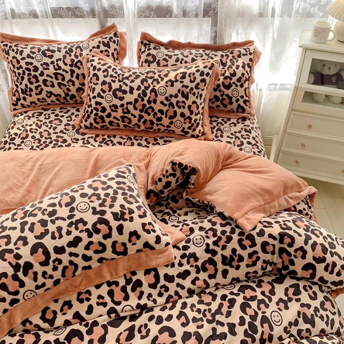 91家纺网 家纺一手货源 找家纺 金爱家 2021新款250克牛奶绒四件套 豹纹卡其