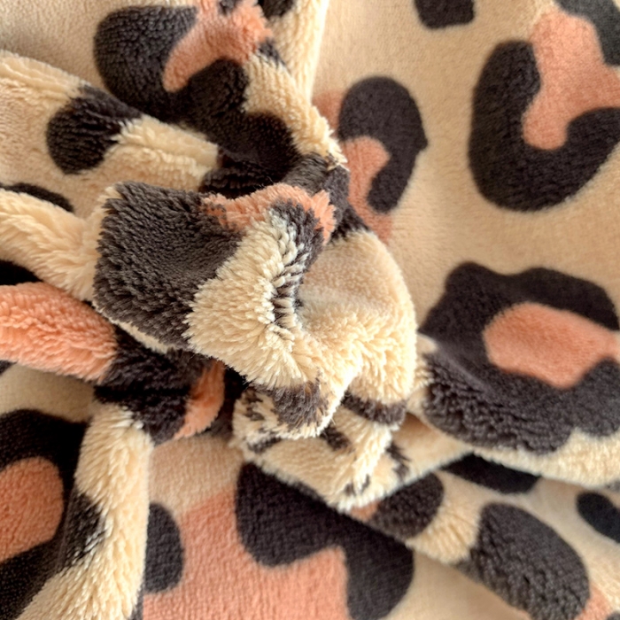 91家纺网 家纺一手货源 找家纺 金爱家 2021新款250克牛奶绒四件套 豹纹卡其