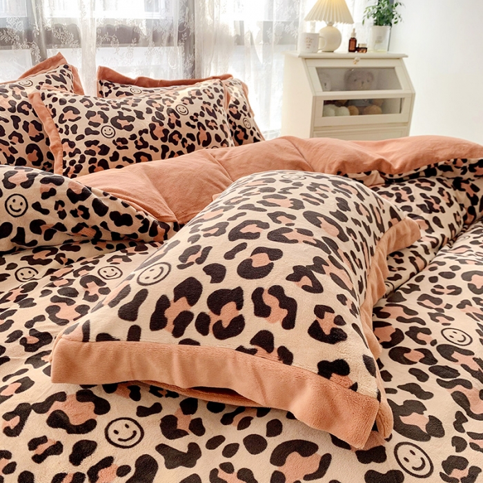 91家纺网 家纺一手货源 找家纺 金爱家 2021新款250克牛奶绒四件套 豹纹卡其