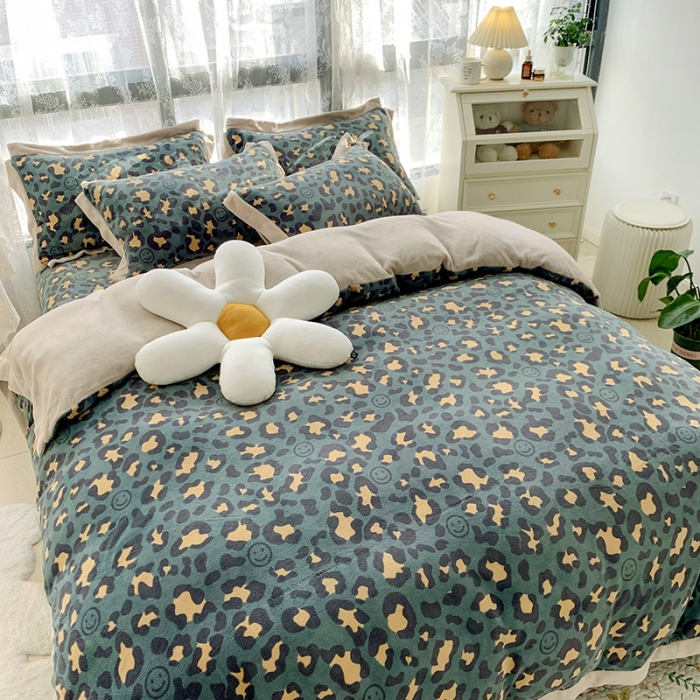 91家纺网 家纺一手货源 找家纺 金爱家 2021新款250克牛奶绒四件套 豹纹绿