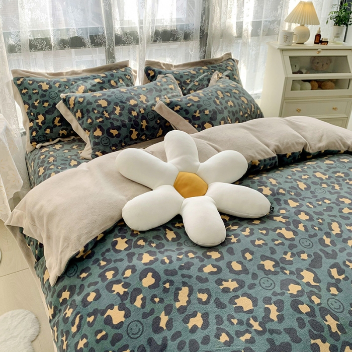 91家纺网 家纺一手货源 找家纺 金爱家 2021新款250克牛奶绒四件套 豹纹绿