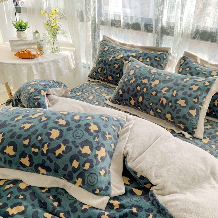 91家纺网 家纺一手货源 找家纺 金爱家 2021新款250克牛奶绒四件套 豹纹绿