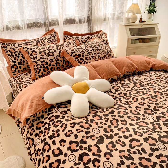 91家纺网 家纺一手货源 找家纺 金爱家 2021新款250克牛奶绒四件套 豹纹卡其