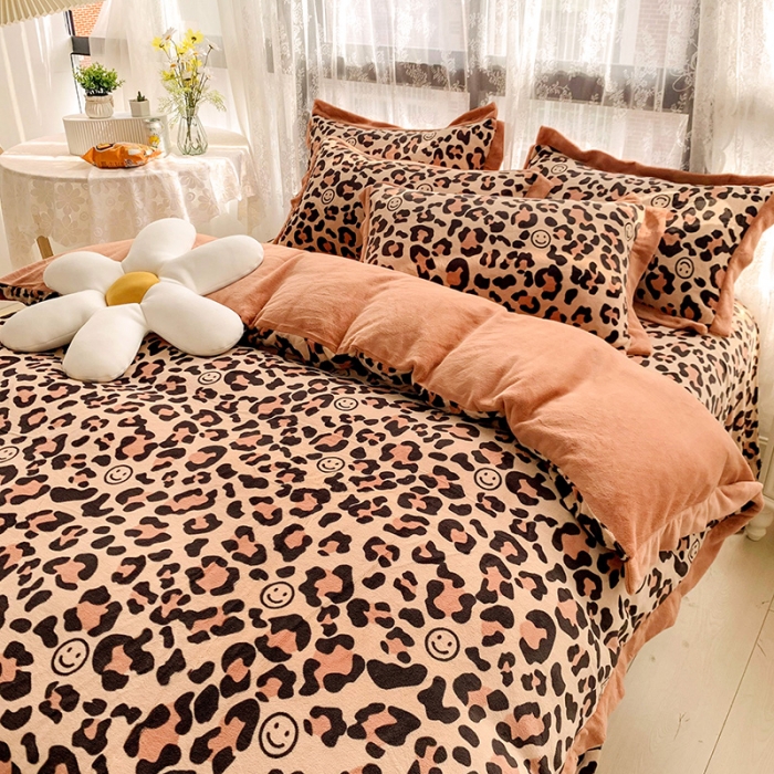 91家纺网 家纺一手货源 找家纺 金爱家 2021新款250克牛奶绒四件套 豹纹卡其