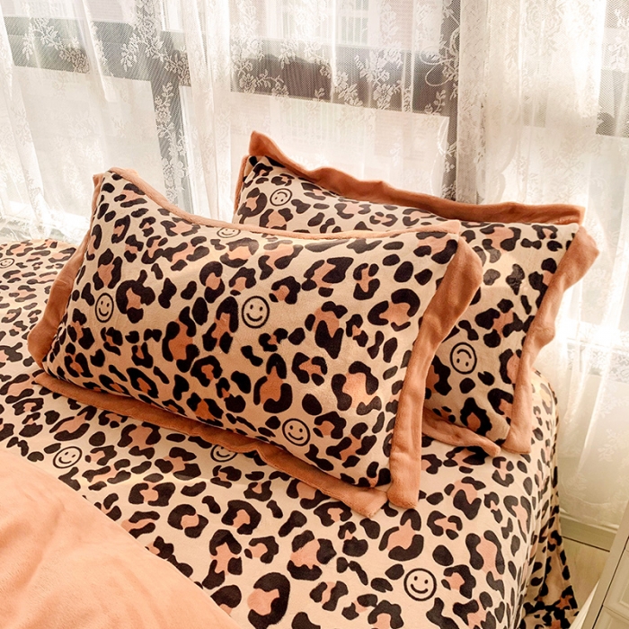 91家纺网 家纺一手货源 找家纺 金爱家 2021新款250克牛奶绒四件套 豹纹卡其