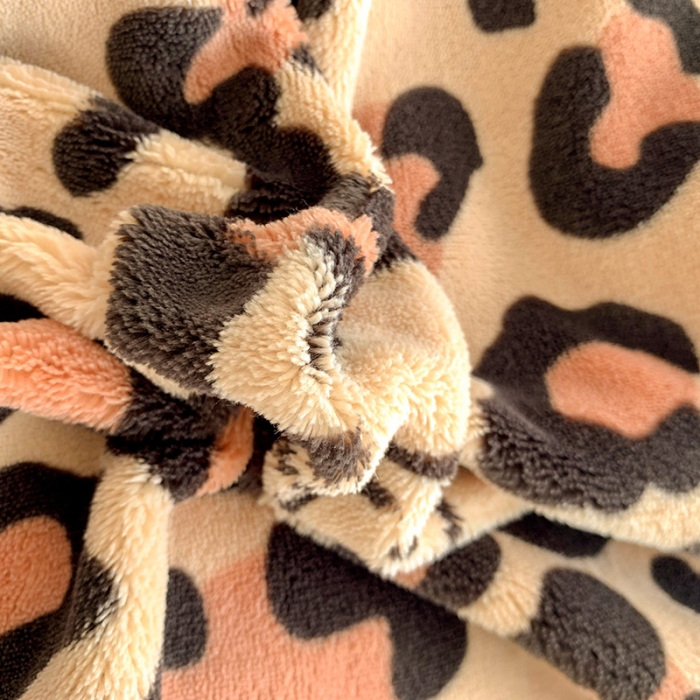 91家纺网 家纺一手货源 找家纺 金爱家 2021新款250克牛奶绒四件套 豹纹卡其