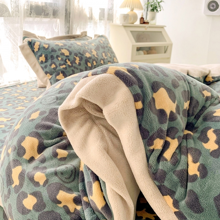 91家纺网 家纺一手货源 找家纺 金爱家 2021新款250克牛奶绒四件套 豹纹绿