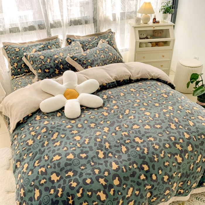 91家纺网 家纺一手货源 找家纺 金爱家 2021新款250克牛奶绒四件套 豹纹绿