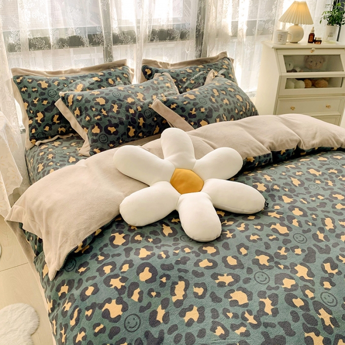 91家纺网 家纺一手货源 找家纺 金爱家 2021新款250克牛奶绒四件套 豹纹绿