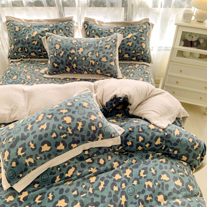 91家纺网 家纺一手货源 找家纺 金爱家 2021新款250克牛奶绒四件套 豹纹绿