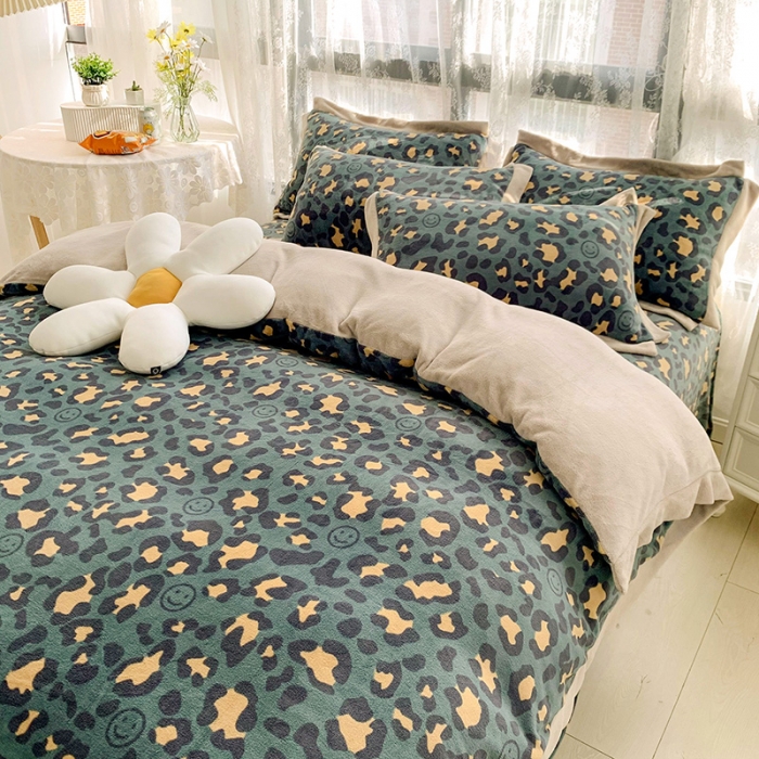 91家纺网 家纺一手货源 找家纺 金爱家 2021新款250克牛奶绒四件套 豹纹绿