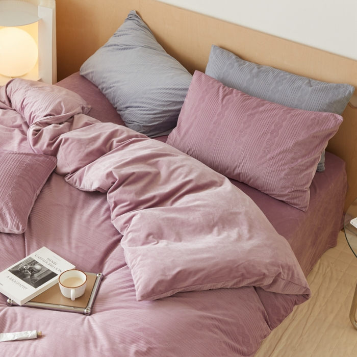 91家纺网 家纺一手货源 找家纺 梦享生活家居 2021新款麻花丽丝绒四件套 麻花梦幻紫