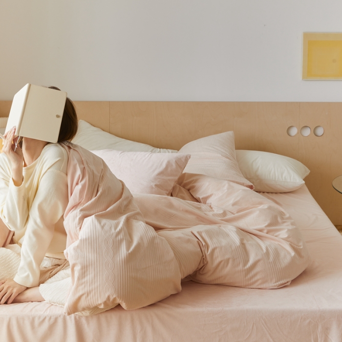 91家纺网 家纺一手货源 找家纺 梦享生活家居 2021新款麻花丽丝绒四件套 麻花浅粉色