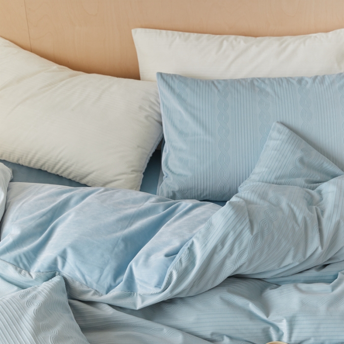 91家纺网 家纺一手货源 找家纺 梦享生活家居 2021新款麻花丽丝绒四件套 麻花水蓝