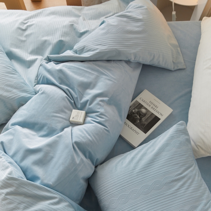 91家纺网 家纺一手货源 找家纺 梦享生活家居 2021新款麻花丽丝绒四件套 麻花水蓝