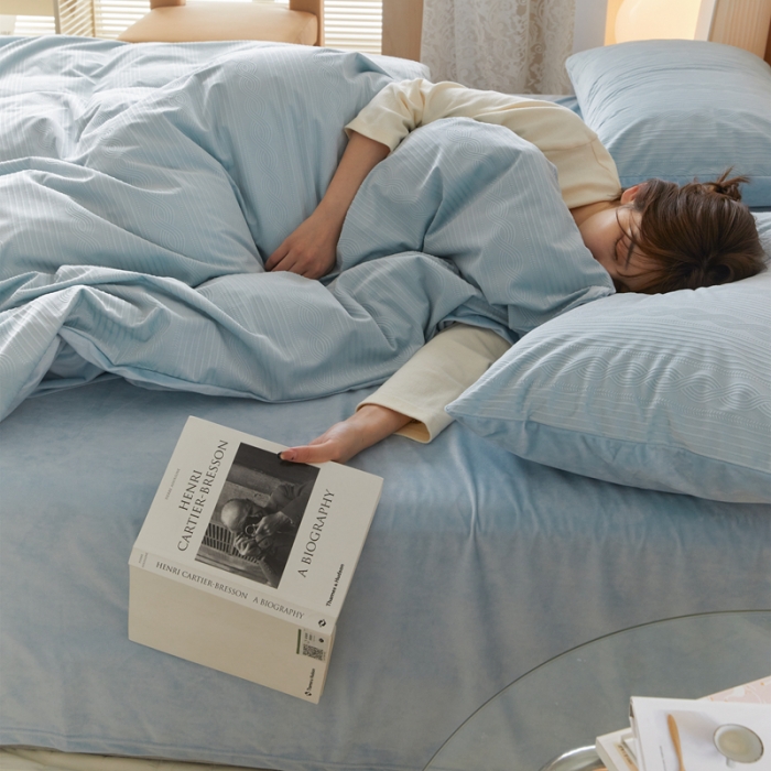 91家纺网 家纺一手货源 找家纺 梦享生活家居 2021新款麻花丽丝绒四件套 麻花水蓝