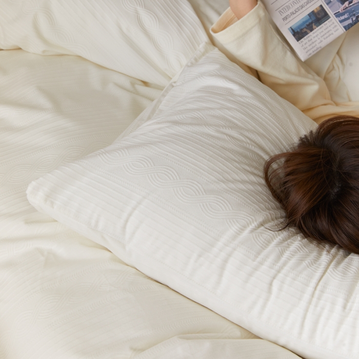 91家纺网 家纺一手货源 找家纺 梦享生活家居 2021新款麻花丽丝绒四件套 麻花珍珠白