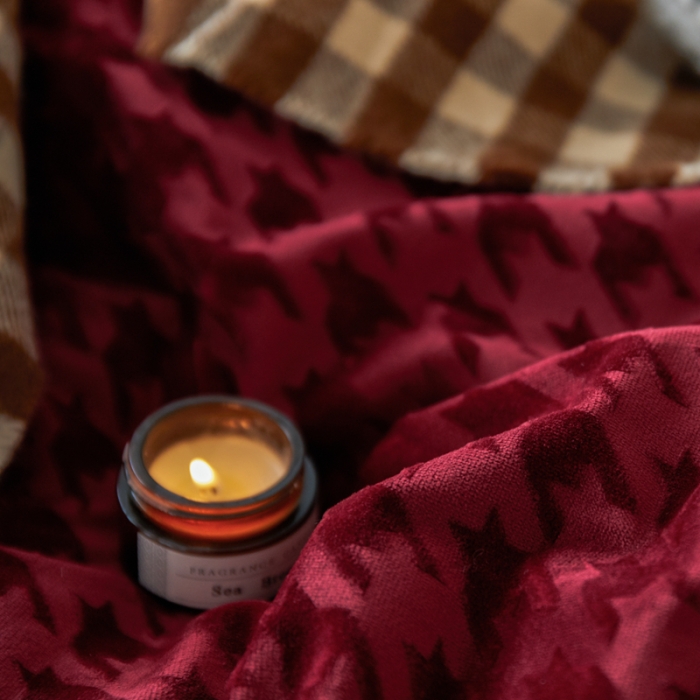 91家纺网 家纺一手货源 找家纺 梦享生活家居 2021新款天鹅绒轻奢千鸟格四件套 波尔多红