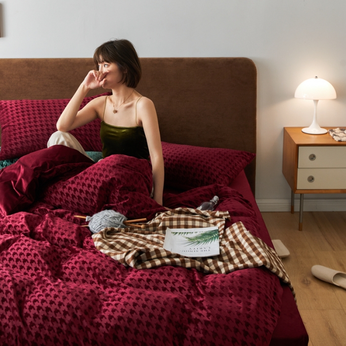 91家纺网 家纺一手货源 找家纺 梦享生活家居 2021新款天鹅绒轻奢千鸟格四件套 波尔多红