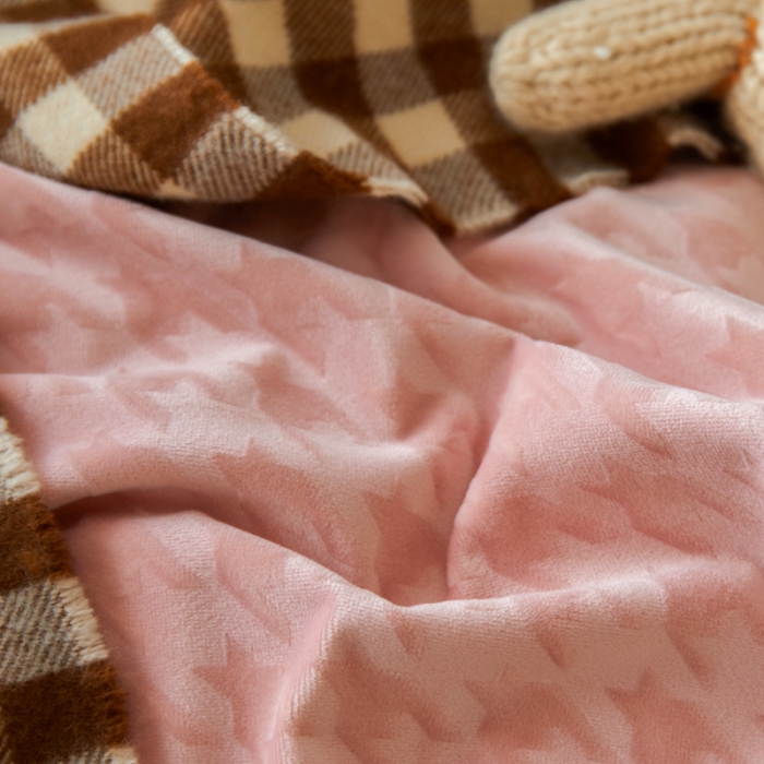 91家纺网 家纺一手货源 找家纺 梦享生活家居 2021新款天鹅绒轻奢千鸟格四件套 粉双拼