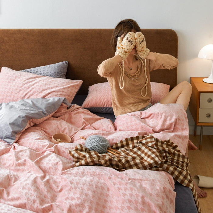 91家纺网 家纺一手货源 找家纺 梦享生活家居 2021新款天鹅绒轻奢千鸟格四件套 粉双拼