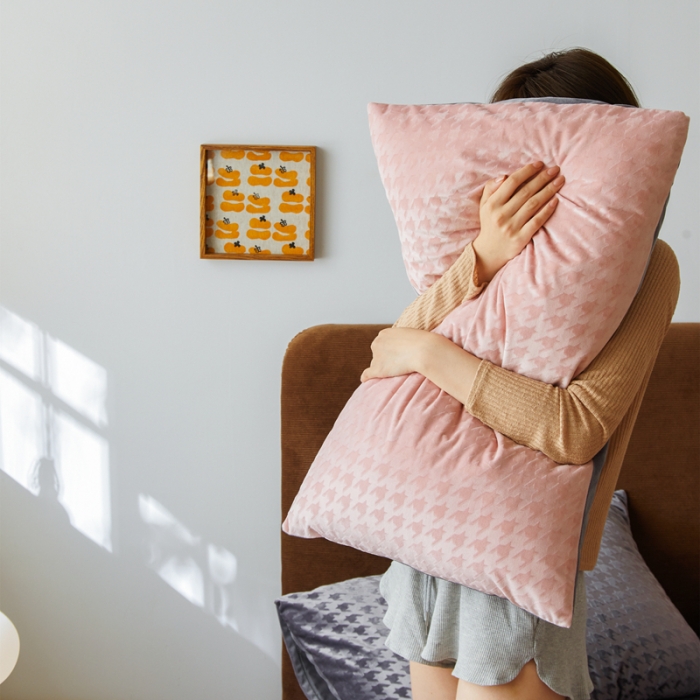 91家纺网 家纺一手货源 找家纺 梦享生活家居 2021新款天鹅绒轻奢千鸟格四件套 粉双拼